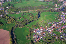Verlauf der Blies an der deutsch-französischen Landesgrenze und Kirche St. Martin Habkirchen in Mandelbachtal im Bundesland Saarland, Deutschland