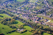 Dorfansicht jenseits der Saar aus Norden in Rémelfing im Bundesland Moselle, Frankreich