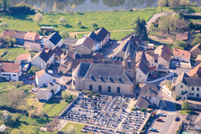 Kirche und Friedhof am Saarufer in Sarreinsming im Bundesland Moselle, Frankreich