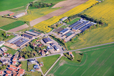 Gebäude und Hallen der Bäuerliche Produktion u. Absatz AG im Ortsteil Hellingen in Heldburg im Bundesland Thüringen, Deutschland
