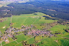 Ortsansicht aus Süden diesseits des Flugplatzes Pennewitz in Ilmenau im Bundesland Thüringen, Deutschland
