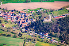 Dorfansicht aus Süden mit Burgruine Ehrenstein in Stadtilm im Bundesland Thüringen, Deutschland