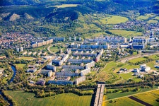 Tunnel der A4 unter der Plattenbausiedlung aus Südwesten und EVER Pharma Jena GmbH im Ortsteil Neulobeda im Bundesland Thüringen, Deutschland