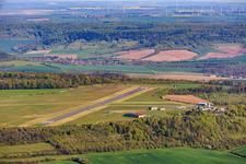 Landebahn und Turm des Verkehrslandeplatz Jena-Schöngleina aus Süden im Bundesland Thüringen, Deutschland