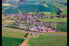 Dorfansicht von Norden jneseits der B281 mit REMONDIS Mitteldeutschland GmbH Niederlassung Neunhofen und Wood Manufacturing Group Inc. Palettenbau in Neustadt an der Orla im Bundesland Thüringen, Deutschland