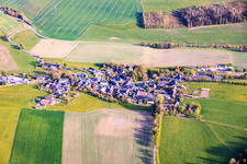 Dorfansicht aus Norden mit rundem Dorfteich und Kirche St. Mauritius im Ortsteil Burglemnitz in Remptendorf im Bundesland Thüringen, Deutschland