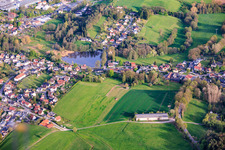 Dorfansicht mit herzförmigem Mühlteich aus Norden im Ortsteil Schierschnitz in Föritztal im Bundesland Thüringen, Deutschland