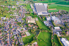 Ortsübersicht aus Westen mit Maschinen-Grupp GmbH - Standort Sonnefeld im Bundesland Bayern, Deutschland