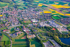 Kurstadtansicht aus Norden mit Gewerbegebiet Staffelstein-West und Goebel Porzellan GmbH sowie Kurpark mit Seebühne, Obermain Therme und Schön Klinik Bad Staffelstein im Bundesland Bayern, Deutschland