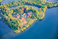 Schloss Oberau im Mittelsee und Segel und Motorbootschule Oberau - Werner Dorbert in Bad Staffelstein im Bundesland Bayern, Deutschland