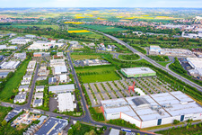 Gewerbegebiet Maintal mit rotem Riesenstuhl auf dem Parkplatz von XXXLutz Neubert Schweinfurt und mömax Schweinfurt im Ortsteil Oberndorf im Bundesland Bayern, Deutschland