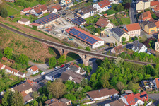 Historische Dreibogenbrücke für die Eisenbahn in Euerdorf im Bundesland Bayern, Deutschland