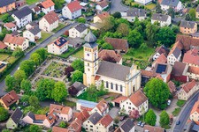 Friedhof und Kirchplatz mit St. Vitus im Ortsteil Langendorf in Elfershausen im Bundesland Bayern, Deutschland