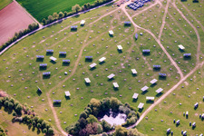 Baustelle zum Rückbau der Mover am Solarpark Gut Erlasee mit dem Sonnenstand nachgeführten Paneelen im Ortsteil Büchold in Arnstein im Bundesland Bayern, Deutschland