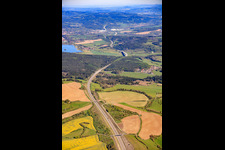 Verlauf der Autobahn A73 nach Nordosten und Talsperre Ratscher im Ortsteil Wiedersbach in Auengrund im Bundesland Thüringen, Deutschland