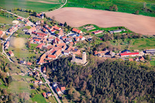 Dorfansicht aus Süden mit Burgruine Ehrenstein in Stadtilm im Bundesland Thüringen, Deutschland