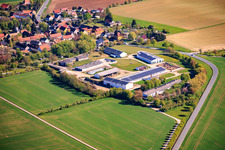 Großer Landwirtschaftlicher Betrieb im Süden an der B85 im Ortsteil Neckeroda in Blankenhain im Bundesland Thüringen, Deutschland