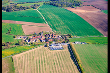 Dorfansicht aus Osten mit großem Landwirtschaftlicher Betrieb im Süden an der B85 im Ortsteil Neckeroda in Blankenhain im Bundesland Thüringen, Deutschland
