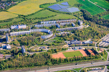 Halbkreisförmige Plattenbauwohnsiedlung in der Carolinenstr im Ortsteil Neulobeda in Jena im Bundesland Thüringen, Deutschland
