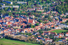 Stadtansicht aus Norden mit Kirchplatz und Stadtkirche Johannes der Täufer sowie Goethe-Stadion in Neustadt an der Orla im Bundesland Thüringen, Deutschland