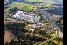 Gewerbegebiet Bahnhof mit Wiegand-Glashüttenwerke GmbH und Bayerische Flaschen-Glashüttenwerke Vertriebs-GmbH in Steinbach am Wald im Bundesland Bayern, Deutschland