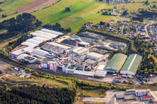 Gewerbegebiet Bahnhof mit Wiegand-Glashüttenwerke GmbH und Bayerische Flaschen-Glashüttenwerke Vertriebs-GmbH in Steinbach am Wald im Bundesland Bayern, Deutschland