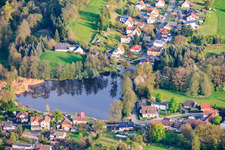 Dorfansicht mit herzförmigem Mühlteich aus Norden im Ortsteil Schierschnitz in Föritztal im Bundesland Thüringen, Deutschland