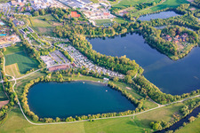 Mainaue bei Oberau mit Ostsee, Mittelsee, AquaRiese, Kurcampingplatz Bad Staffelstein und Schloss Oberau im Bundesland Bayern, Deutschland