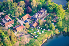 Schloss Oberau im Mittelsee und Segel und Motorbootschule Oberau - Werner Dorbert in Bad Staffelstein im Bundesland Bayern, Deutschland