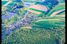 Dorfansicht aus Norden mit Wiesner Wörthsee und Bergmann See im Ortsteil Wiesen in Bad Staffelstein im Bundesland Bayern, Deutschland