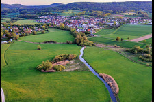 Verlauf der Baunach nach Südwesten in Reckendorf im Bundesland Bayern, Deutschland