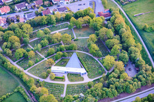 Friedhof Haßfurt (Neuer Friedhof / Am Rödersgraben) ,it Park und dreieckiger Einsegnungshalle im Bundesland Bayern, Deutschland