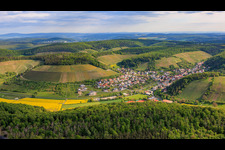 Weinberge zwischen Tal und Wald aus Süden in Ramsthal im Bundesland Bayern, Deutschland