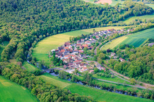 Dorfansicht im Tal der Fränkischen Saale von Nordosten im Ortsteil Morlesau in Hammelburg im Bundesland Bayern, Deutschland