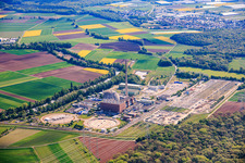 Stillgelegtes Kernkraftwerk Grafenrheinfeld der Preussenelektra GmbH am Mainufer mit Castorenlager in der "Turnhalle" und großem Umspannwerk im Bundesland Bayern, Deutschland