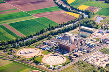 Ehemalige Kühltürme Grafenrheinfeld am stillgelegten Kernkraftwerk Grafenrheinfeld der Preussenelektra GmbH am Mainufer mit Castorenlager in der "Turnhalle" im Bundesland Bayern, Deutschland