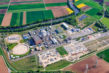 Stillgelegtes Kernkraftwerk Grafenrheinfeld der Preussenelektra GmbH am Mainufer mit Castorenlager in der "Turnhalle" und großem Umspannwerk im Bundesland Bayern, Deutschland