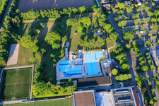 Am Schwimmbad in Offenbach an der Queich im Bundesland Rheinland-Pfalz, Deutschland