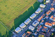 Neubaugebiet mit Mehrfamilienhäusern in der Raiffeisenstr in Herxheim bei Landau im Bundesland Rheinland-Pfalz, Deutschland