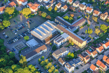 Grundschule Herxheim, Festplatz, Sporthalle und Elmar-Weiller-Festhalle Herxheim in Herxheim bei Landau im Bundesland Rheinland-Pfalz, Deutschland