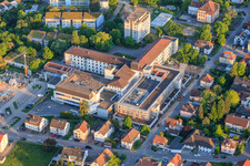 Baustelle für den NEUBAU der NOTAUFNAHME, INTENSIVMEDIZIN UND DIAGNOSTIKBEREICHE der Asklepios Südpfalzkliniken GmbH. Projektsteuerung: BPM Bau- und Projektmanagement Hart GmbH. BPM Architektur, Planung + Objektüberwachung: alsh sander hofrichter architekten GmbH Gesellschaft für Architektur und Generalplanung. Planungsbüro Noll GmbH , TGA-Planung / Heizung-Lüftung-Sanitär-Medizinische Gase-Gebäudeautomation, TGA-Planung / Stark- u. Schwachstromtechnische Anlagen / Fördertechnik: DE-Plan GmbH & Co. KG, Tragwerksplanung: ZPP Ingenieure AG, Freianlagen hofmann_röttgen Landschaftsarchitekten BDLA, Brandschutz: Rieser-Wessel Brandschutzsachverständige & Ingenieure PartG mbB und Bauphysik / Schallschutz-Akustik: Ingenieurbüro Seidel in Kandel im Bundesland Rheinland-Pfalz, Deutschland