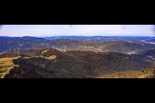 Panorama der Windparks im Schwarzwald im Vordergrund Falkenhöhe im Ortsteil Unter-Reichenbach in Hornberg im Bundesland Baden-Württemberg, Deutschland