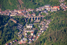 Stadtansicht mit Reichenbachviadukt im Reichenbachtal aus Nordosten in Hornberg im Bundesland Baden-Württemberg, Deutschland