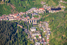 Stadtansicht mit Reichenbachviadukt im Reichenbachtal aus Nordosten in Hornberg im Bundesland Baden-Württemberg, Deutschland