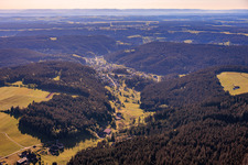 Ortsansicht im Schiltach-Tal aus Westen im Ortsteil Tennenbronn in Schramberg im Bundesland Baden-Württemberg, Deutschland