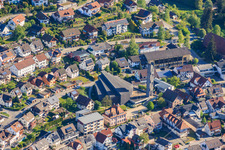 Haupttr. mit St. Johann Baptist Kirche im Ortsteil Tennenbronn in Schramberg im Bundesland Baden-Württemberg, Deutschland