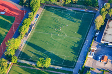 Zentrale Sportanlage mit Fusballplatz des SV Viktoria 1913 e.V. Herxheim beim Training in Herxheim bei Landau im Bundesland Rheinland-Pfalz, Deutschland