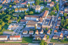Baustelle für den NEUBAU der NOTAUFNAHME, INTENSIVMEDIZIN UND DIAGNOSTIKBEREICHE der Asklepios Südpfalzkliniken GmbH. Projektsteuerung: BPM Bau- und Projektmanagement Hart GmbH. BPM Architektur, Planung + Objektüberwachung: alsh sander hofrichter architekten GmbH Gesellschaft für Architektur und Generalplanung. Planungsbüro Noll GmbH , TGA-Planung / Heizung-Lüftung-Sanitär-Medizinische Gase-Gebäudeautomation, TGA-Planung / Stark- u. Schwachstromtechnische Anlagen / Fördertechnik: DE-Plan GmbH & Co. KG, Tragwerksplanung: ZPP Ingenieure AG, Freianlagen hofmann_röttgen Landschaftsarchitekten BDLA, Brandschutz: Rieser-Wessel Brandschutzsachverständige & Ingenieure PartG mbB und Bauphysik / Schallschutz-Akustik: Ingenieurbüro Seidel in Kandel im Bundesland Rheinland-Pfalz, Deutschland