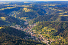 Stadtansicht im Schwarzwaldtal aus Norden in Schramberg im Bundesland Baden-Württemberg, Deutschland