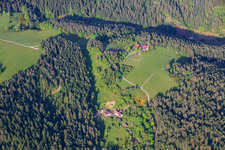 Schwarzwaldhöfe im Ortsteil Kienbächle in Schiltach im Bundesland Baden-Württemberg, Deutschland